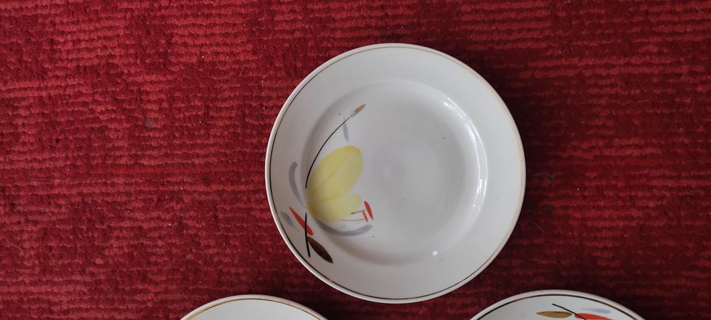 Набор мелких тарелочек