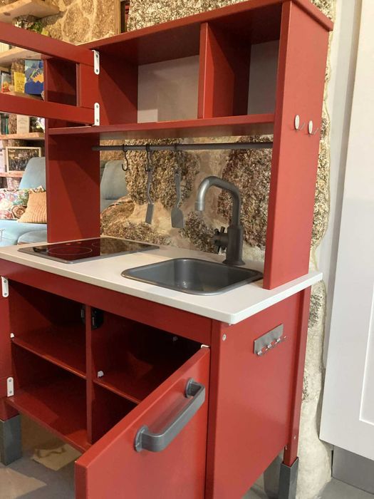 Cozinha de criança IKEA vermelha