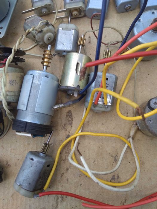 Мікроелектродвигуни DC з магнітофонів принтерів сервоприводів і т.п.
