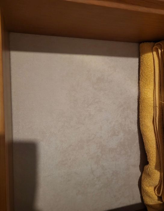 Aparador com detalhe em vidro escuro na parte de cima
