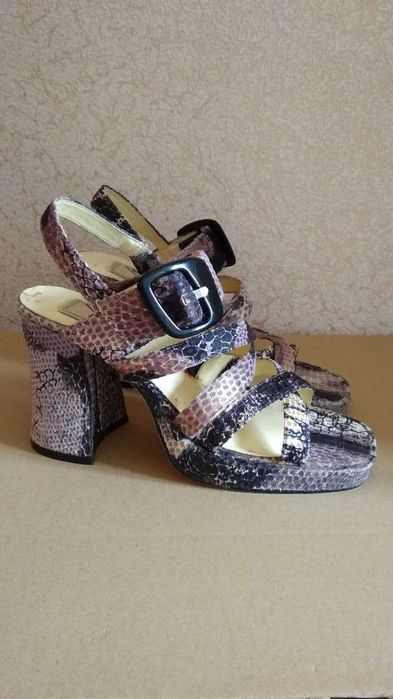 Босоножки женские стильные на каблуке