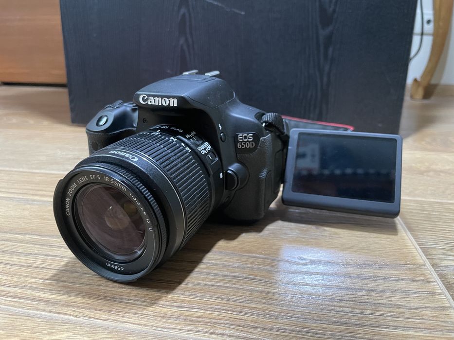 Дзеркальний фотоаппарат Canon EOS 650D