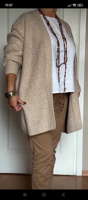 Długi beżowy sweterek