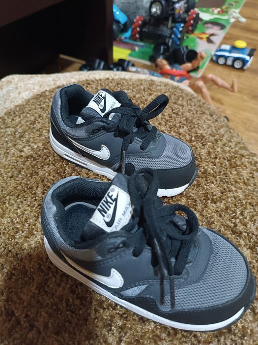 Кросівки на хлопчика фірми найк 25р