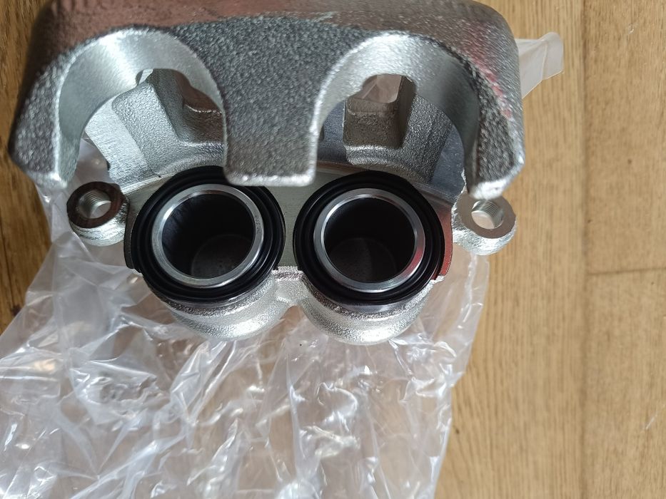 Гальмівний супорт передній правий NK 213058  Mitsubishi Pajero III -IV