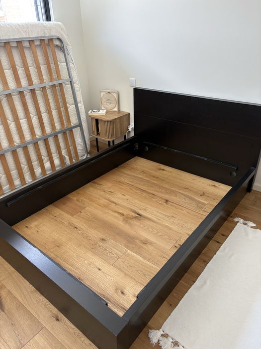 Cama de Casal 150x200 cm com Estrado e Colchão – Bom estado