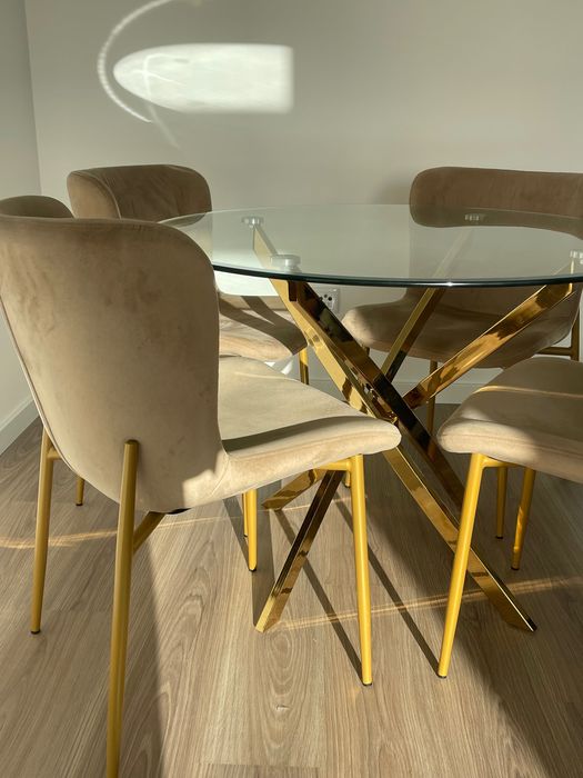 Conjunto de mesa e cadeiras