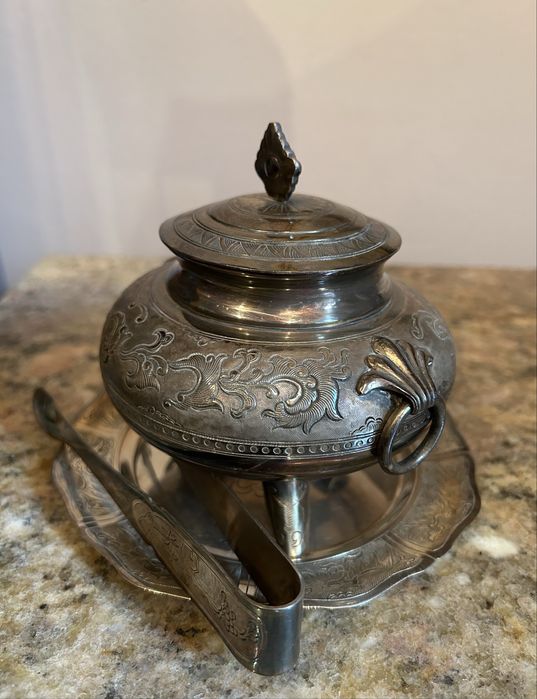 Stara platerowana cukiernica z podstawkiem i szczypcami do cukru