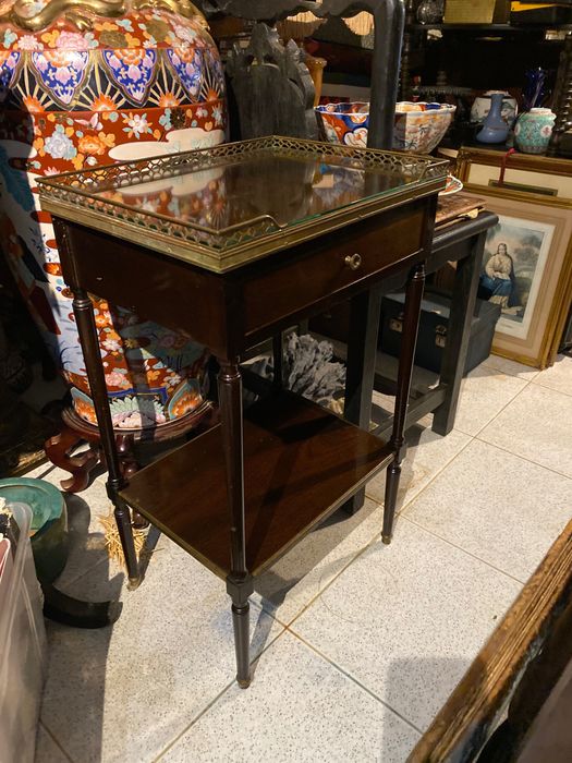 Mesa Gradinha Vazada Napoleão Madeira exótica tampo vidro 67 cm Antiga
