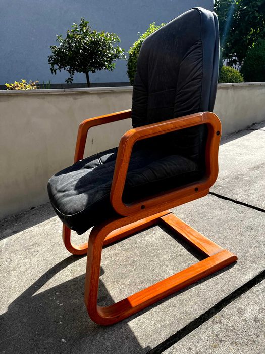 Skórzany czarny fotel konferencyjny, biurowy, drewniany