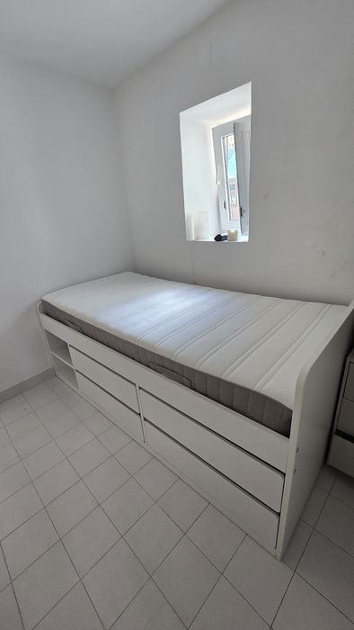 Cama individual com arrumação + colchão – 150 €