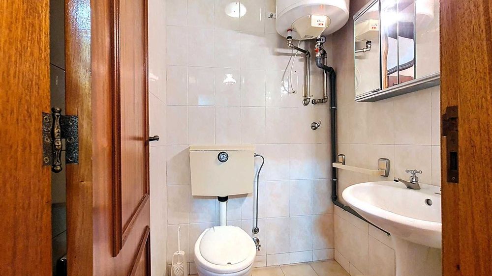 Arrenda-se T2 com garagem, perto da praia!