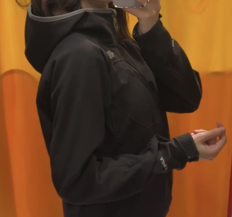 Вітровка жіноча the north face tnf з капюшоном