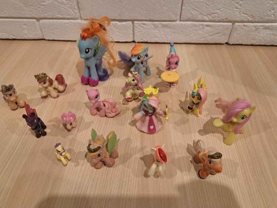 16 szt figurek kucyków.