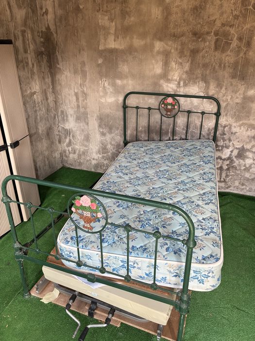 Cama de ferro antiga vintage
