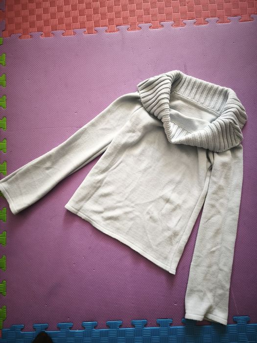 Błękitny sweter z szerokim kołnierzem