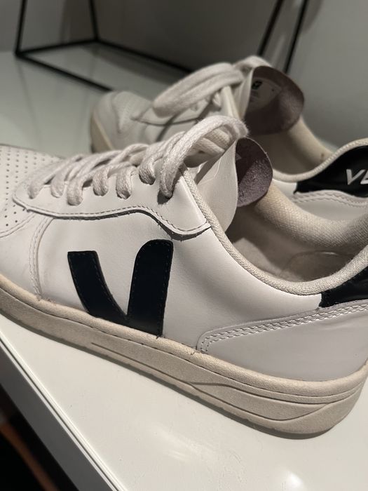 Sapatilhas Veja V-10 Leather Brancas com Preto TAM. 36