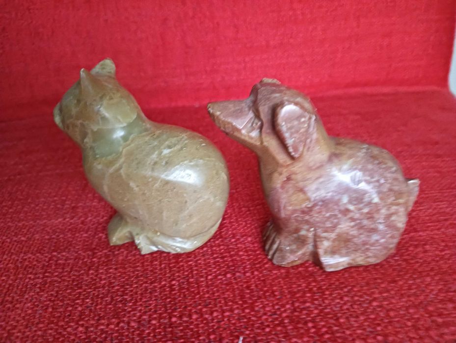 Conjunto cão + gato esculpidos em pedra mármore 7x6cm