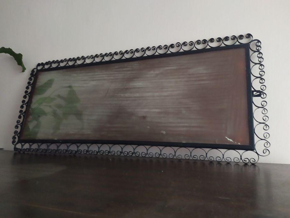 Stylowe zamglone lustro w metalowej ramie, metaloplastyka Vintage Boho