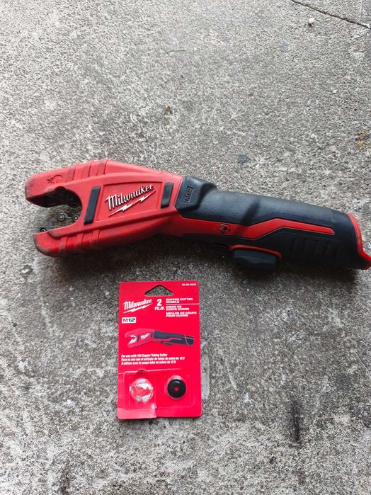 Obcinak milwaukee c12