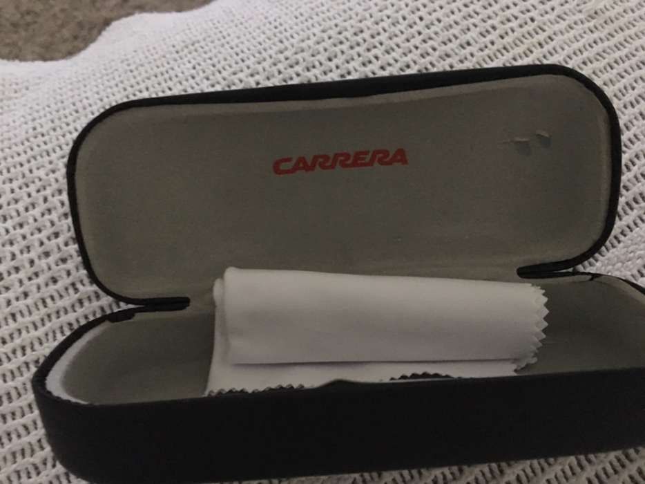 Óculos escuros em massa, da marca Carrera