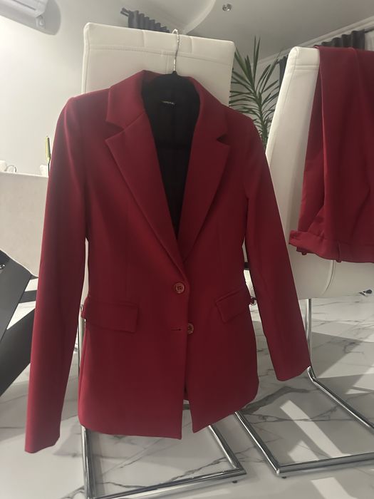 Шикарный  костюм для девушки . Придаст уверенность и настроения.