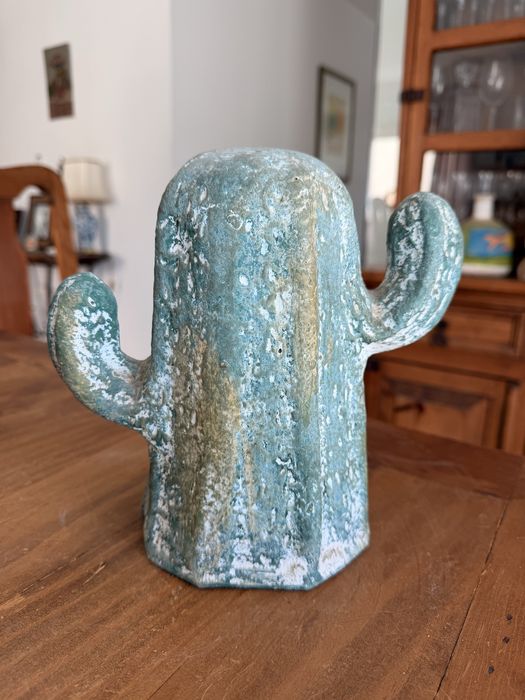 Figura decorativa em cerâmica – Cato rústico