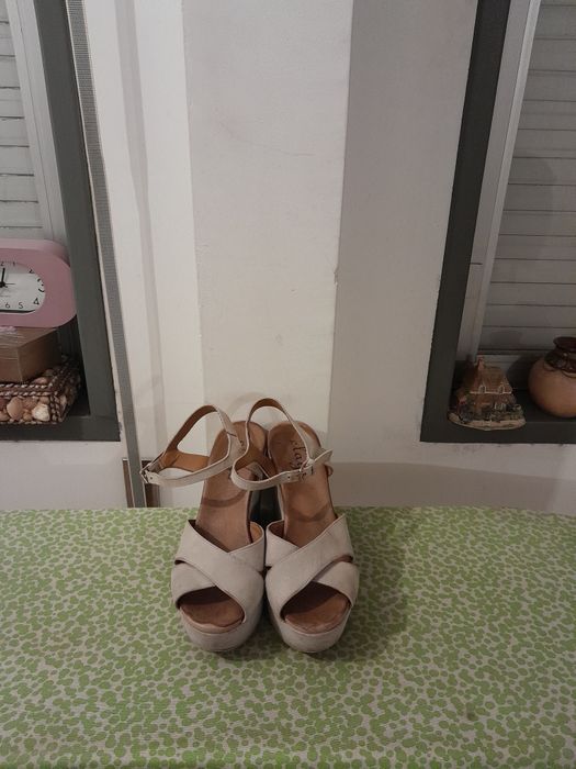 Vendo Sandálias de Senhora CLAYS muito bonitas como novas