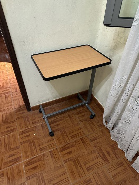 Mesa de leito praticamente nova