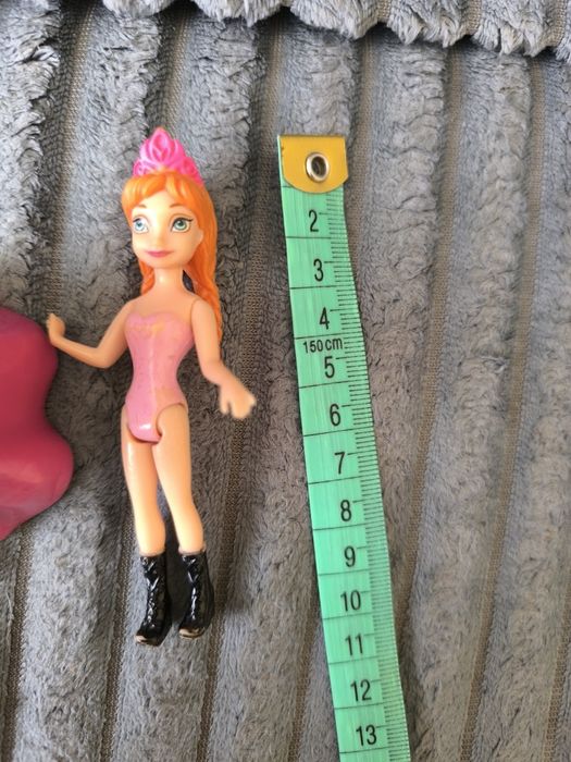 Mała lalka Anna z Krainy Lodu