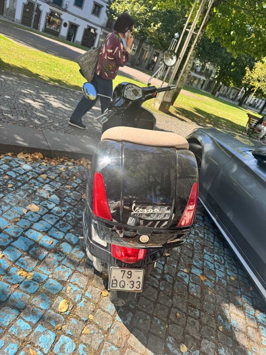 Vespa 250 GTS ie ABS, preto com mala