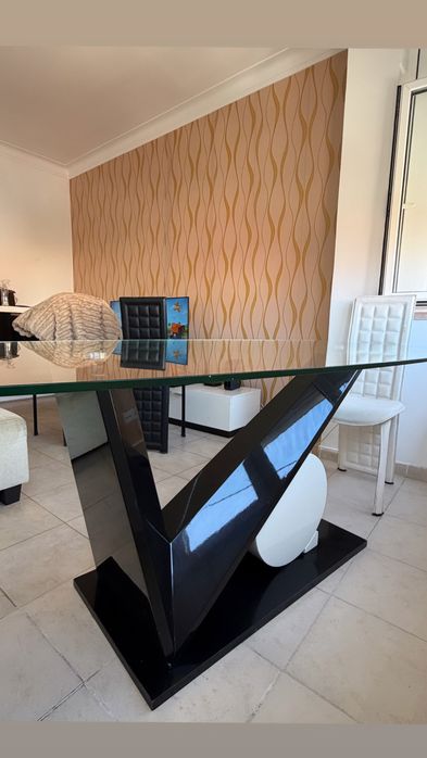 Vendo mesa de jantar .Em muito bom estado.Transporte a cargo do comprador.