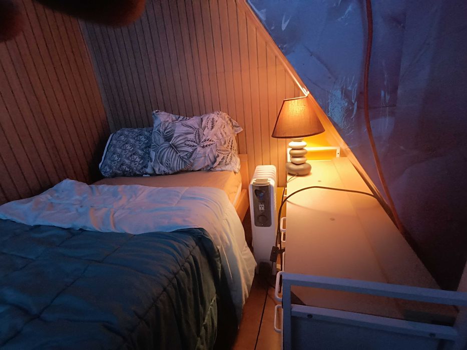 Quarto Single Interior c/ TV 55", Netflix, WiFi, AC e Contrato