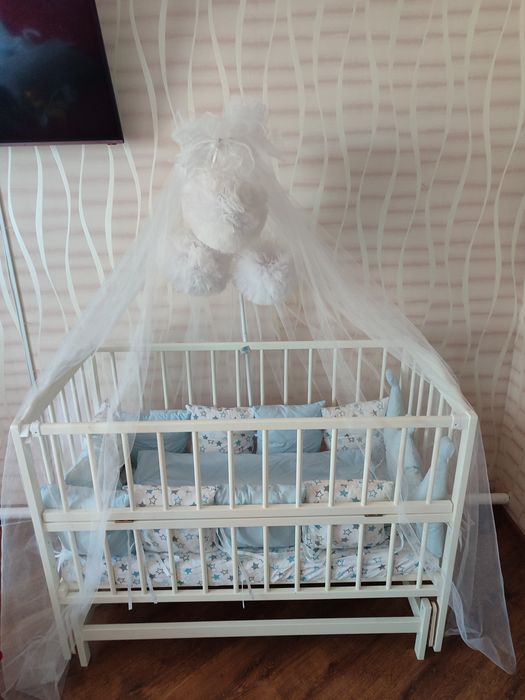 Дитяча кроватка в комплекті