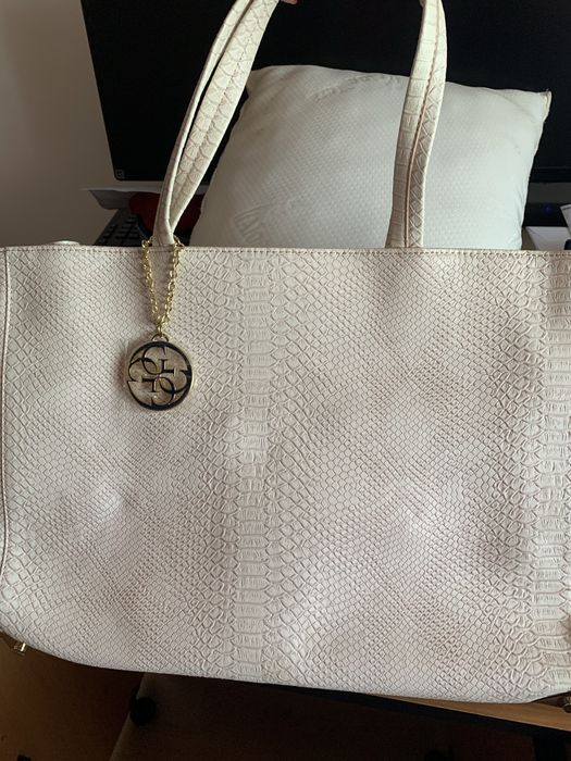 Mala Guess nova com pochete rosa