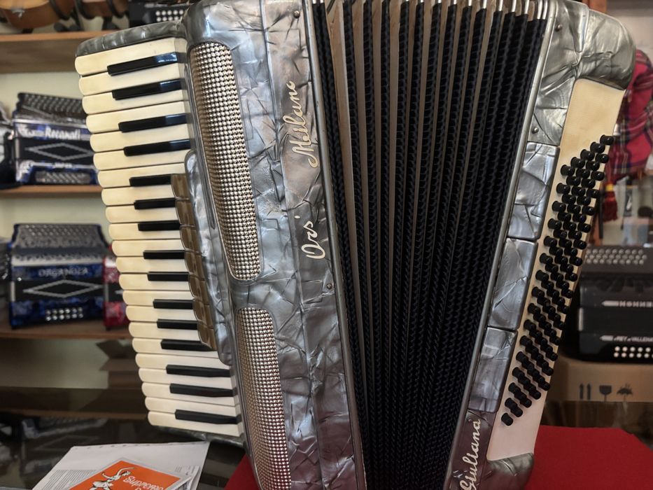Acordeon italiano à 3ª voz. Em muito bom estado.