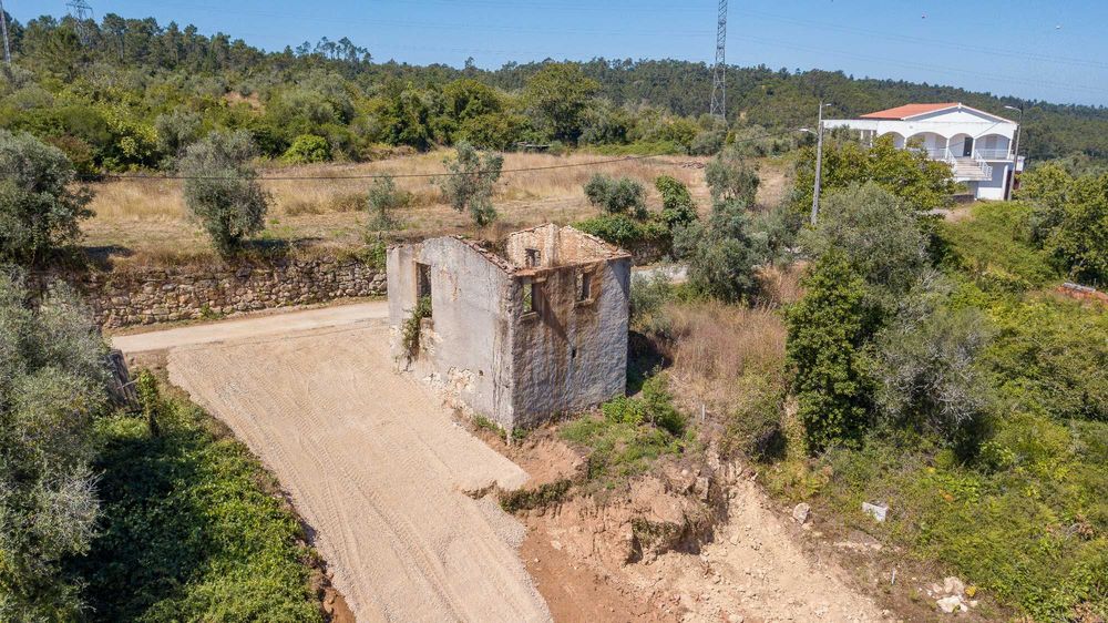 Moradia em ruína para recuperar em Alcouce, Condeixa-a-Nova | Terreno com 2.813 m² | Oportunidade — Vila Seca E Bem Da Fé, Coimbra