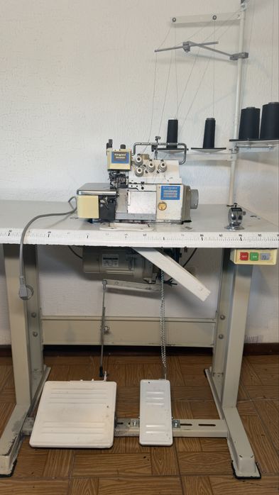 Máquina costura corta e cose