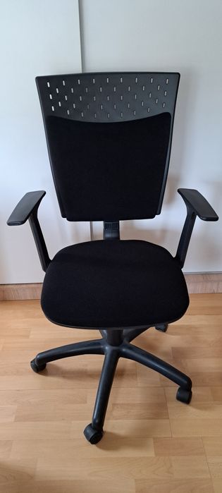 Fotel/Krzesło biurowe obrotowe Agata Meble czarne