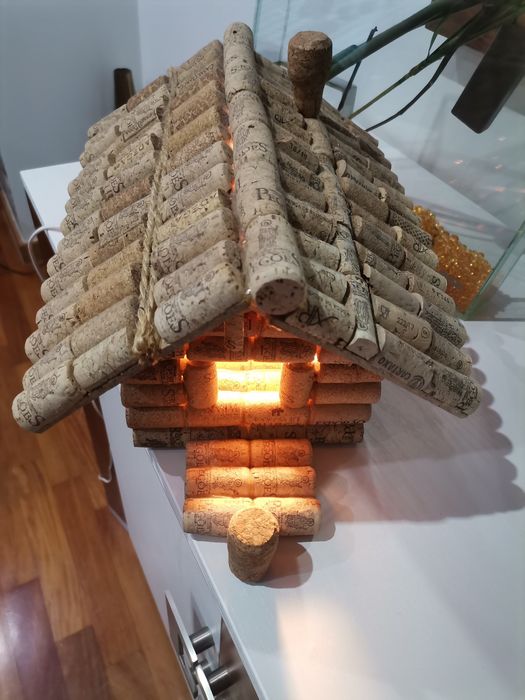 Casinha rústica e candeeiro