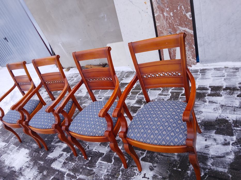 Piękne solidne krzesła -fotele drewniane  jak nowe.