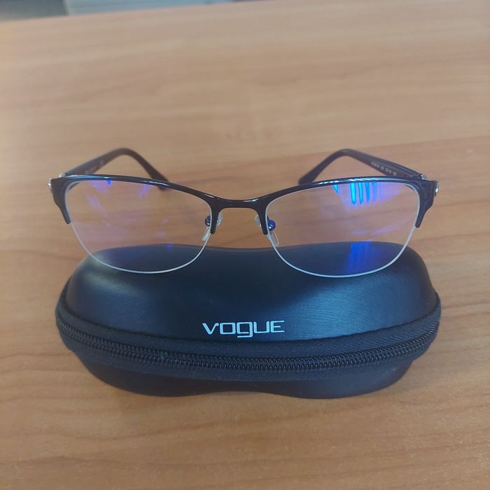 Oprawki Vogue czarne z cyrkonią