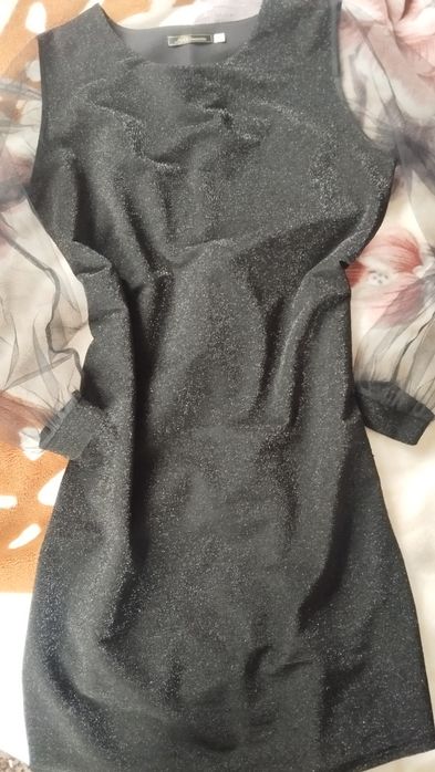 Сяюча чорна сукня