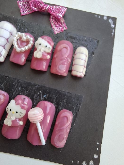 Накладные ногти РУЧНАЯ РАБОТА + клей . ЦЕНА символическая !

Р