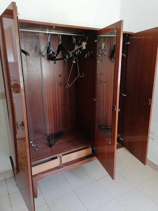 Roupeiro antigo com mais de 40 anos