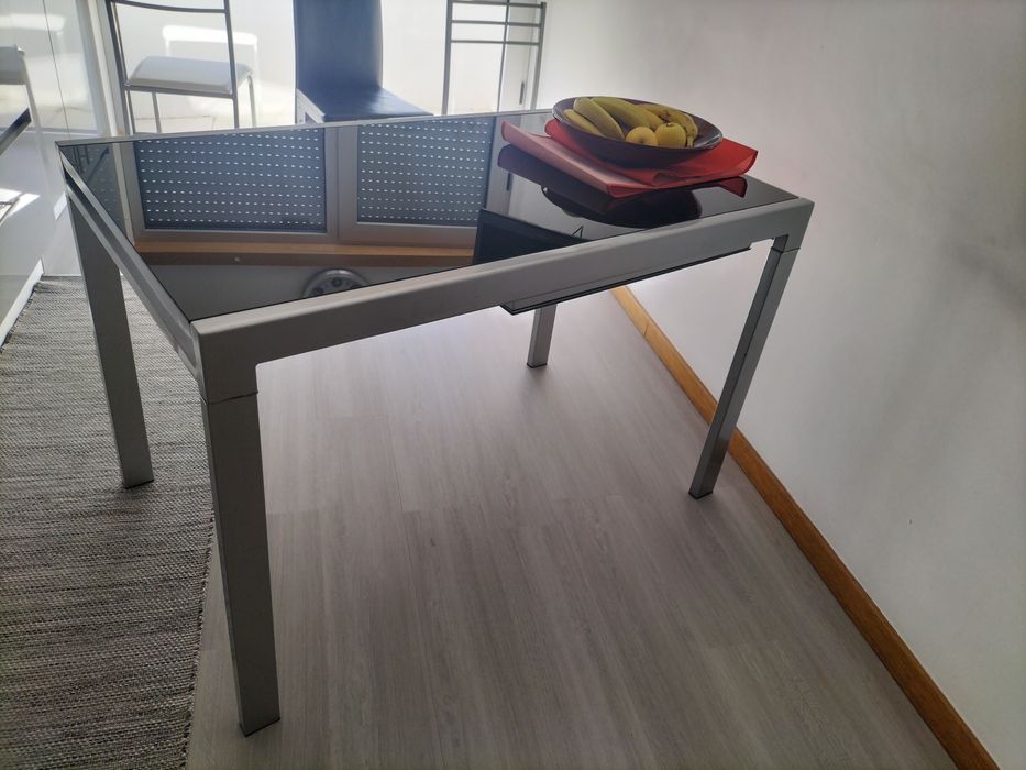 Mesa de cozinha extensível em vidro preto c 4 cadeiras