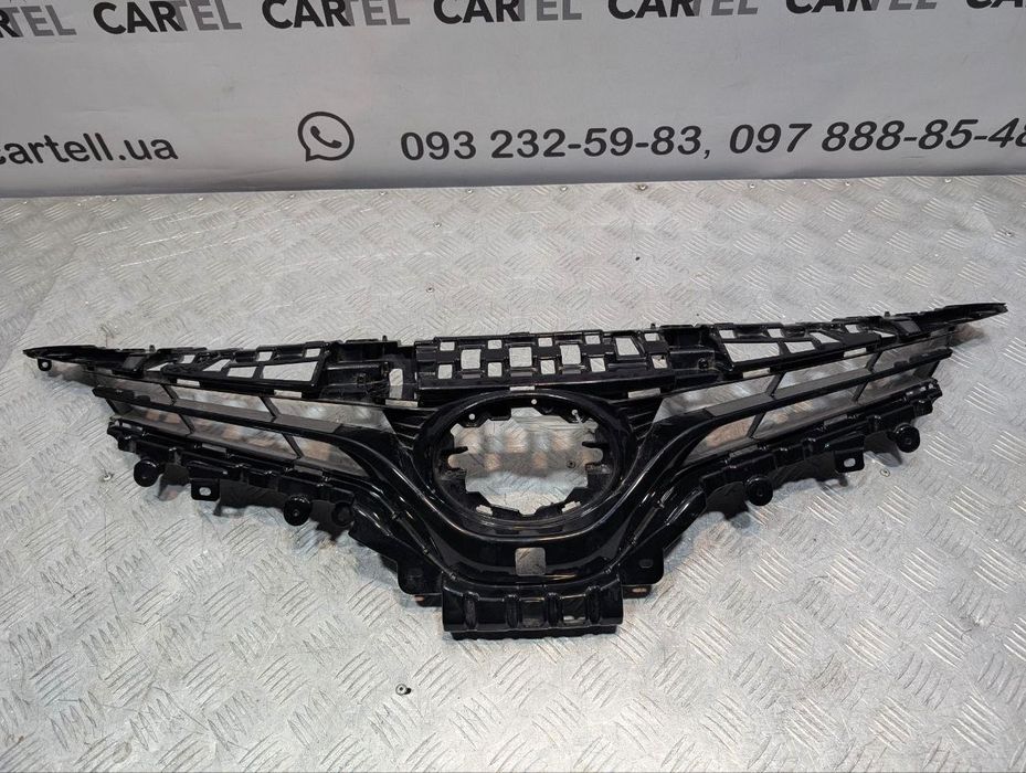 Решітка радіатора переднього бампера верхня гриль Toyota Camry V70 XV70 / 5310106A70
