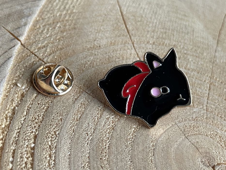Pin broszka przypinka czarny królik