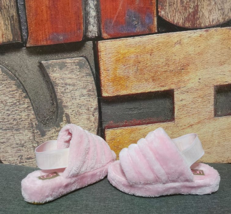 Сандалі, тапочки UGG Fluff.