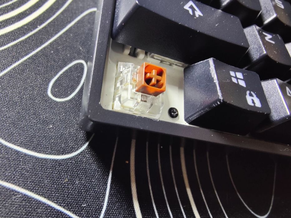 Teclado Mecanico 60% Hotswappable Skyloong GK61 HyperX keycaps.